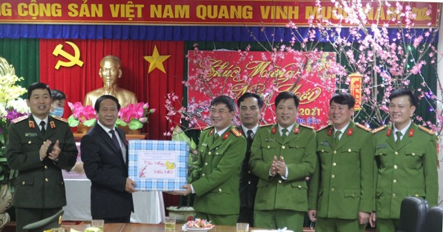 Bí thư Thành ủy Lê Văn Thành động viên các đơn vị làm nhiệm vụ đêm giao thừa